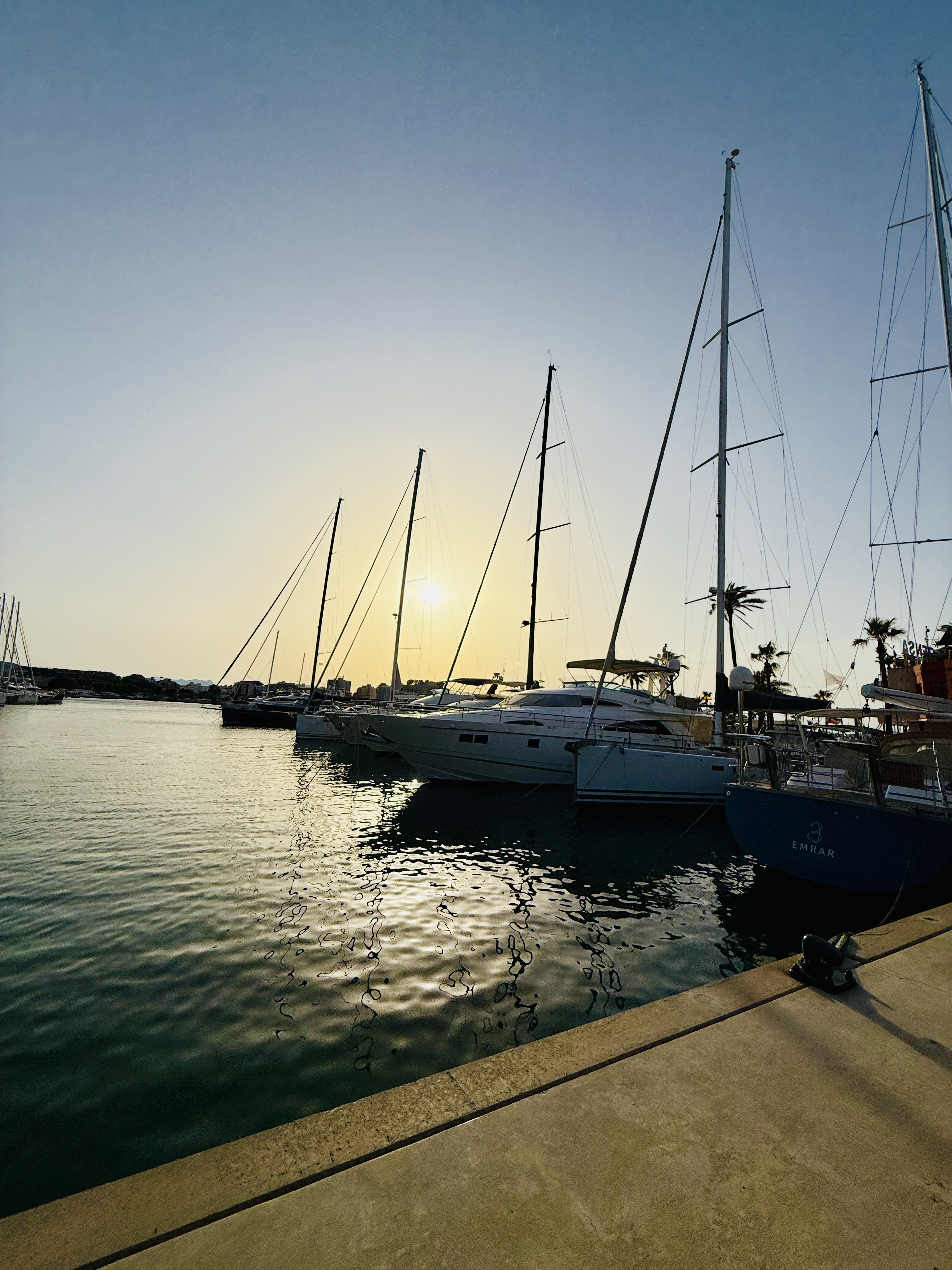 Yachthafen Dénia – Segelboote im Abendlicht