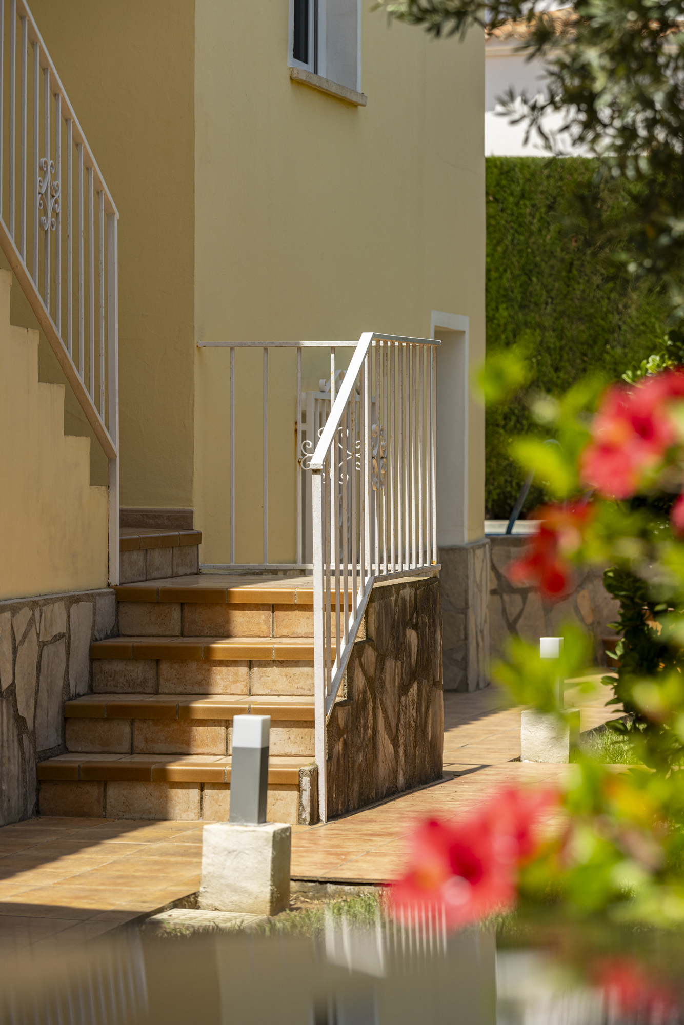 Villa Candela – Pool, Rundturm und Bougainvillea