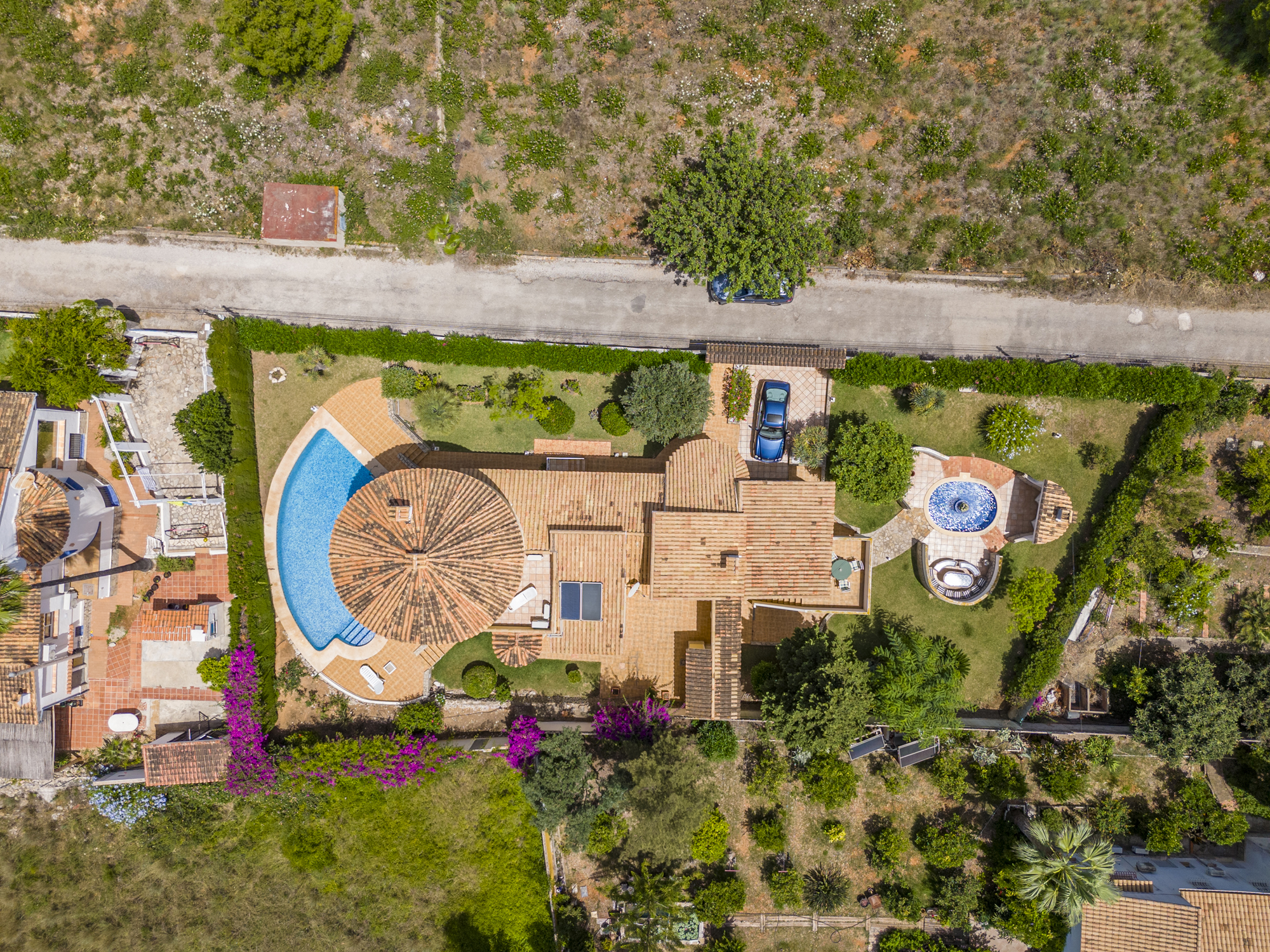 Villa Candela – Luftaufnahme senkrecht mit Pool und Garten