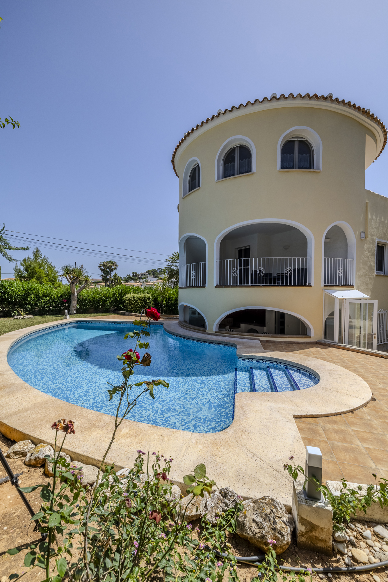 Villa Candela – Pool, Rundturm und Bougainvillea